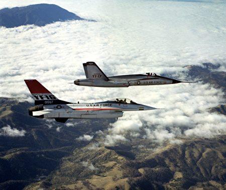早期研製的YF-16（下）和YF-17（上）後來分別發展為著名的F-16戰鬥機和F/A-18大黃蜂。
