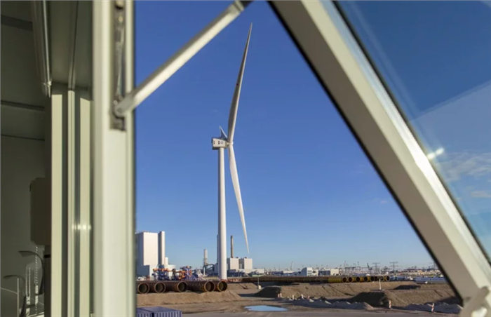 荷蘭鹿特丹港口，矗立著奇異公司巨型離岸風力發電機測試款Haliade-X。